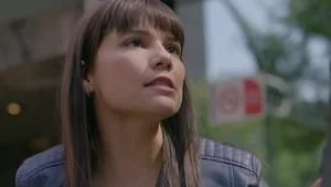 Rosario estaba a punto de salir del país, pero regresa después de que Laura le pide apoyo para El Ángel still