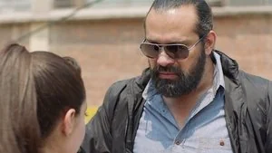 ¡Arteaga le da un duro golpe al puerco policíaco! still