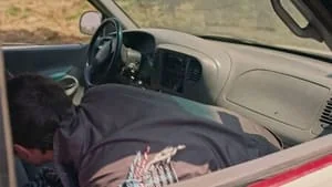 El Ángel sorprende a Rosario y a Antonio justo cuando salían con la mercancía robada still